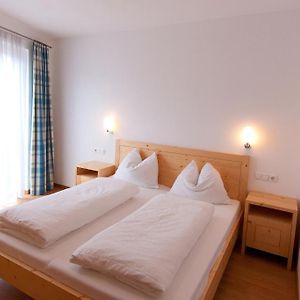 Zimmer mit Kingsize-Bett
